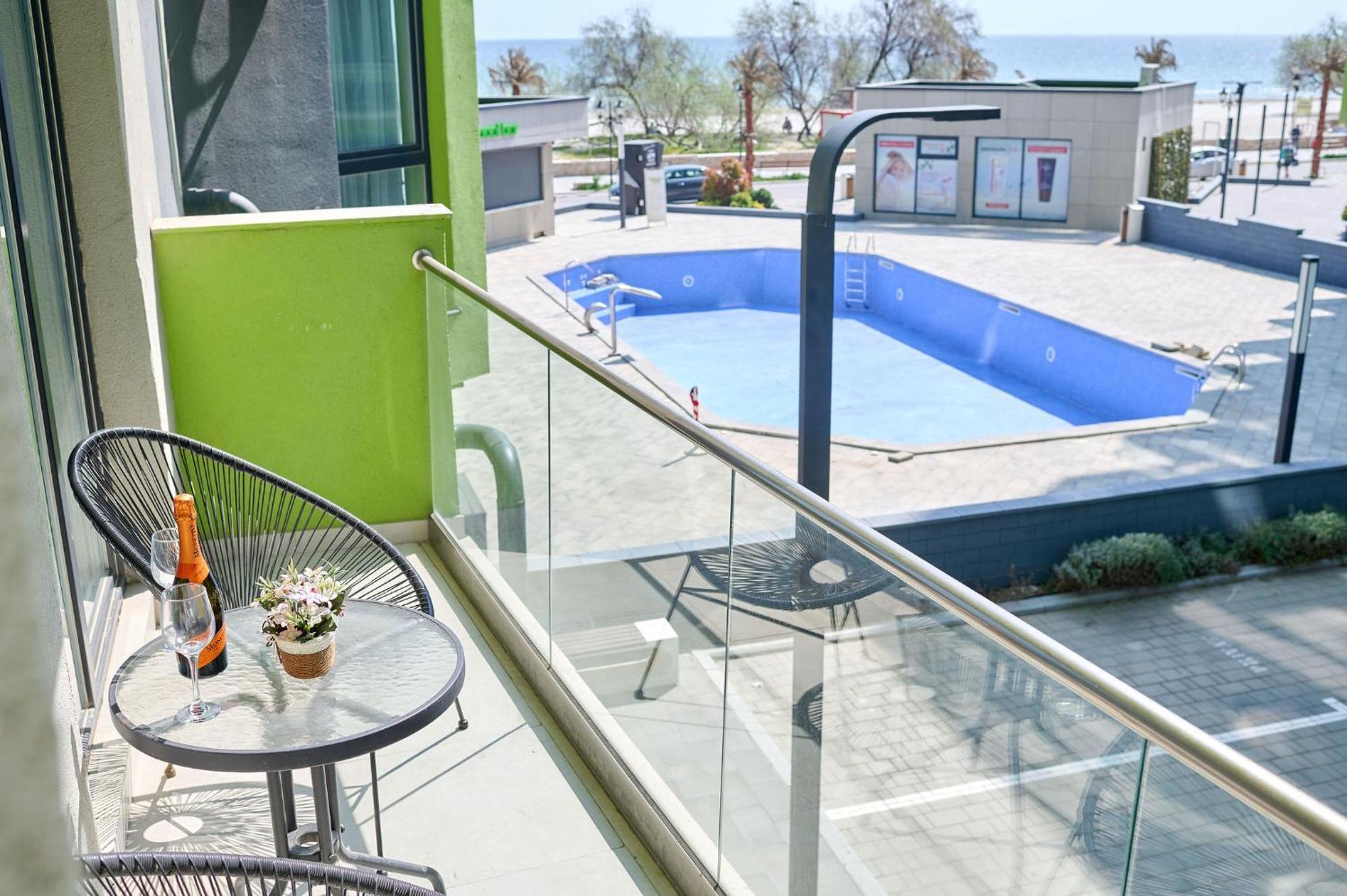 Maya Apartment- Spa N Pools Beach Resort Mamaia Exterior photo